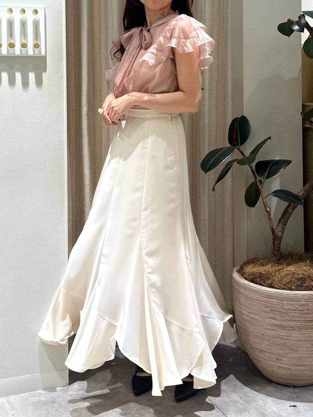 「フェミニン、着痩せ・細見え、きれいめ、ブラウス、スカート、ロングスカート、モテ、骨格ウェーブ、mysty woman」｜「mysty womanのリボンミュール　492310（パンプス、ブラック系）」を使った、rinoさん（レディース・156cm）の春コーディネートの4枚目の写真