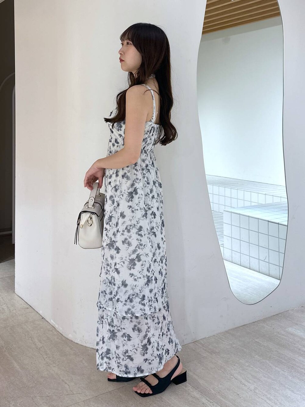 「フェミニン、着痩せ・細見え、きれいめ、ワンピース、モテ、骨格ウェーブ、春夏コーデ、新作、WEB限定」｜「mysty womanのダブルリボンサテンミュール  323424（サンダル、ブラック系）」を使った、rinoさん（レディース・156cm）の春コーディネートの2枚目の写真