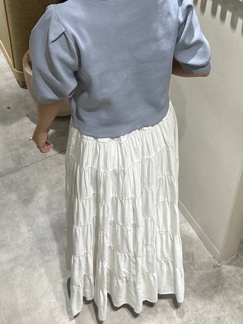 「フェミニン、着痩せ・細見え、きれいめ、スカート、ロングスカート、夏コーデ、骨格ウェーブ、カーディガン、新作」｜「mysty womanのメタルボタンパフスリーブカーディガン 572879（カーディガン/ボレロ、ブルー系）」を使った、rinoさん（レディース・156cm）の夏コーディネートの4枚目の写真