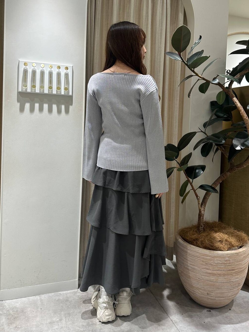 「フェミニン、着痩せ・細見え、きれいめ、WEB限定、スカート、ロングスカート、新作、mysty woman、骨格ウェーブ」｜「mysty womanのバレエスニーカー  290156（バレエシューズ、ホワイト系）」を使った、rinoさん（レディース・156cm）の冬コーディネートの2枚目の写真