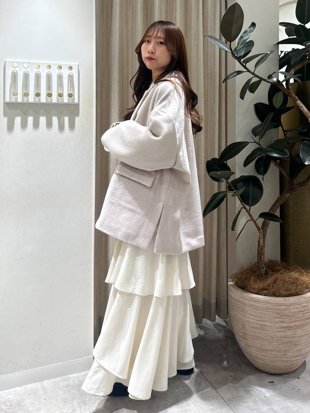 「フェミニン、着痩せ・細見え、きれいめ、mysty woman、骨格ウェーブ、スカート、ロングスカート、ニット、冬コーデ、冬アウター、新作、モテ、テーマパーク」｜「mysty womanのアシメティアードスカート 149592（スカート、ホワイト系）」を使った、rinoさん（レディース・156cm）の冬コーディネートの2枚目の写真