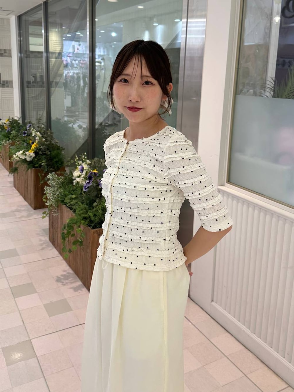 「フェミニン、着痩せ・細見え、きれいめ、モテ、骨格ウェーブ、mysty woman、夏コーデ、パンツ」｜「A part byのクロスフラットサンダル（サンダル、ホワイト系）」を使った、rinoさん（レディース・156cm）の夏コーディネートの3枚目の写真