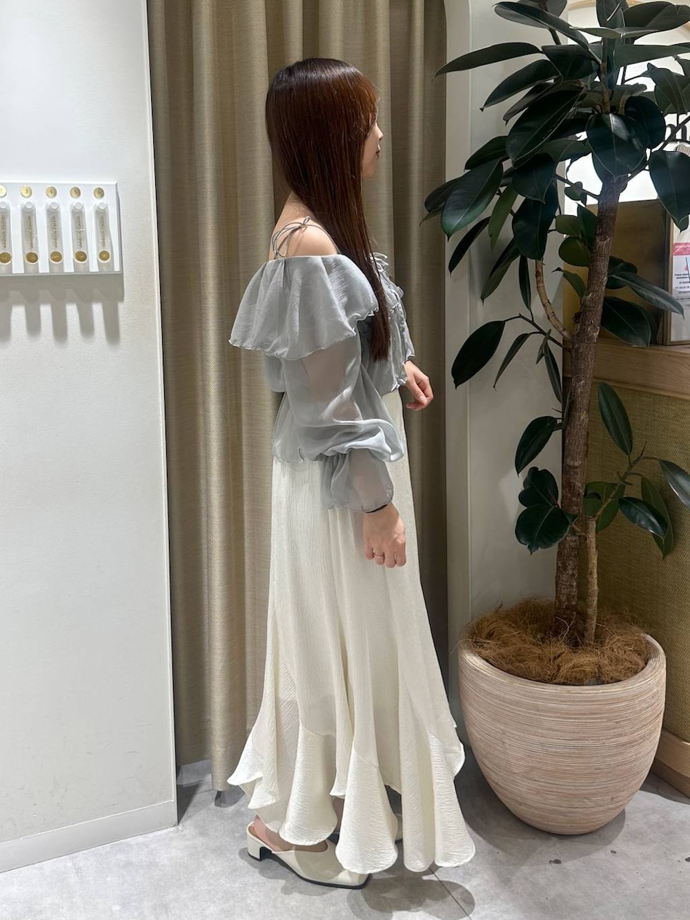 ホワイト系のスリッポン、グレー系のシャツ/ブラウス、ホワイト系のスカートを着用したレディースの春コーディネートの2枚目の写真