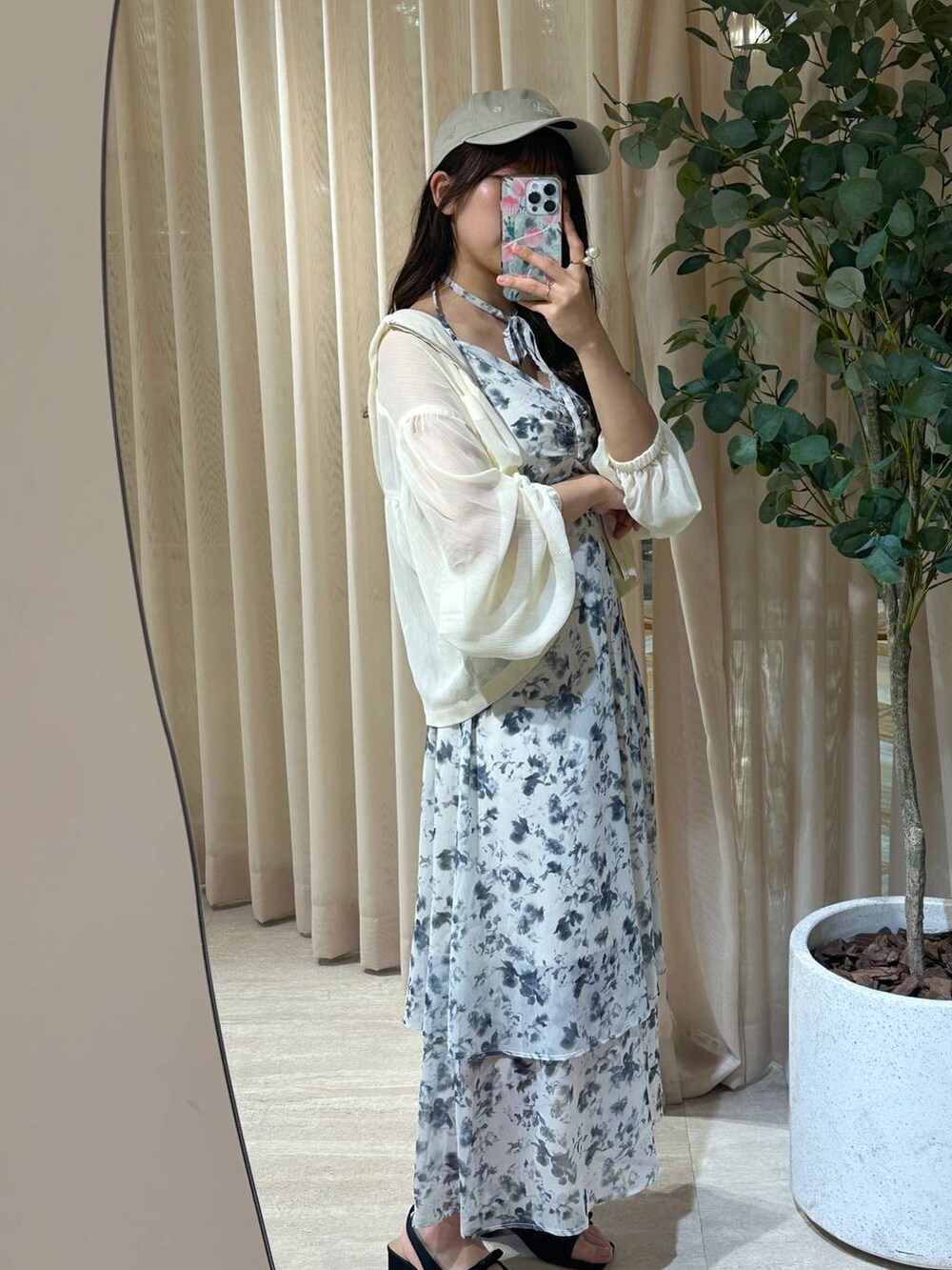 「フェミニン、着痩せ・細見え、きれいめ、ワンピース、夏コーデ、パーカー、骨格ウェーブ、mysty woman、モテ」｜「mysty womanの楊柳シアーパーカー　193459（パーカー、ホワイト系）」を使った、rinoさん（レディース・156cm）の春コーディネートの3枚目の写真