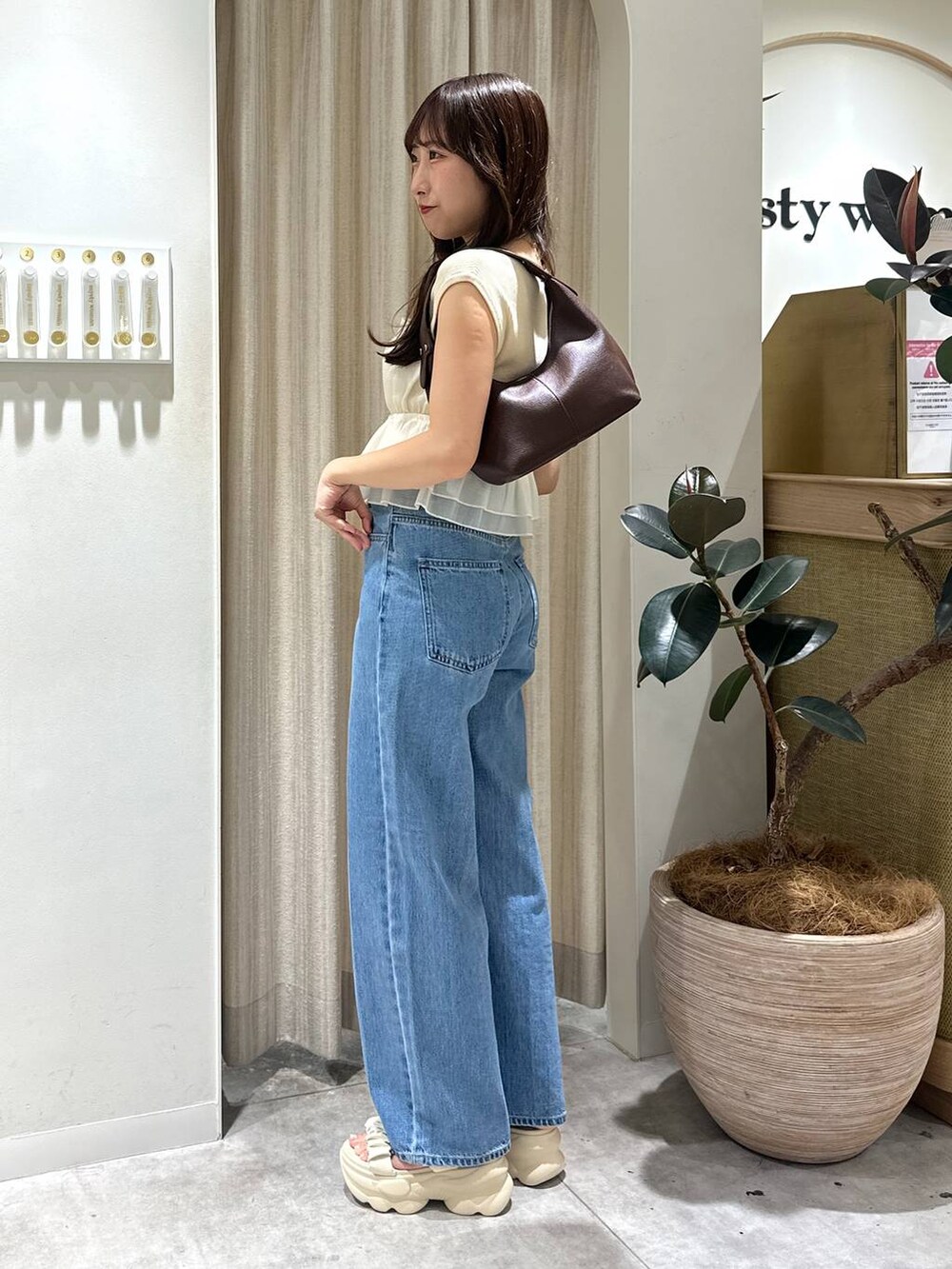 「フェミニン、着痩せ・細見え、きれいめ」｜「mysty womanのセットアップ着用可・KUROKIデニムパンツ 253681（デニムパンツ、ブルー系）」を使った、rinoさん（レディース・156cm）の夏コーディネートの2枚目の写真