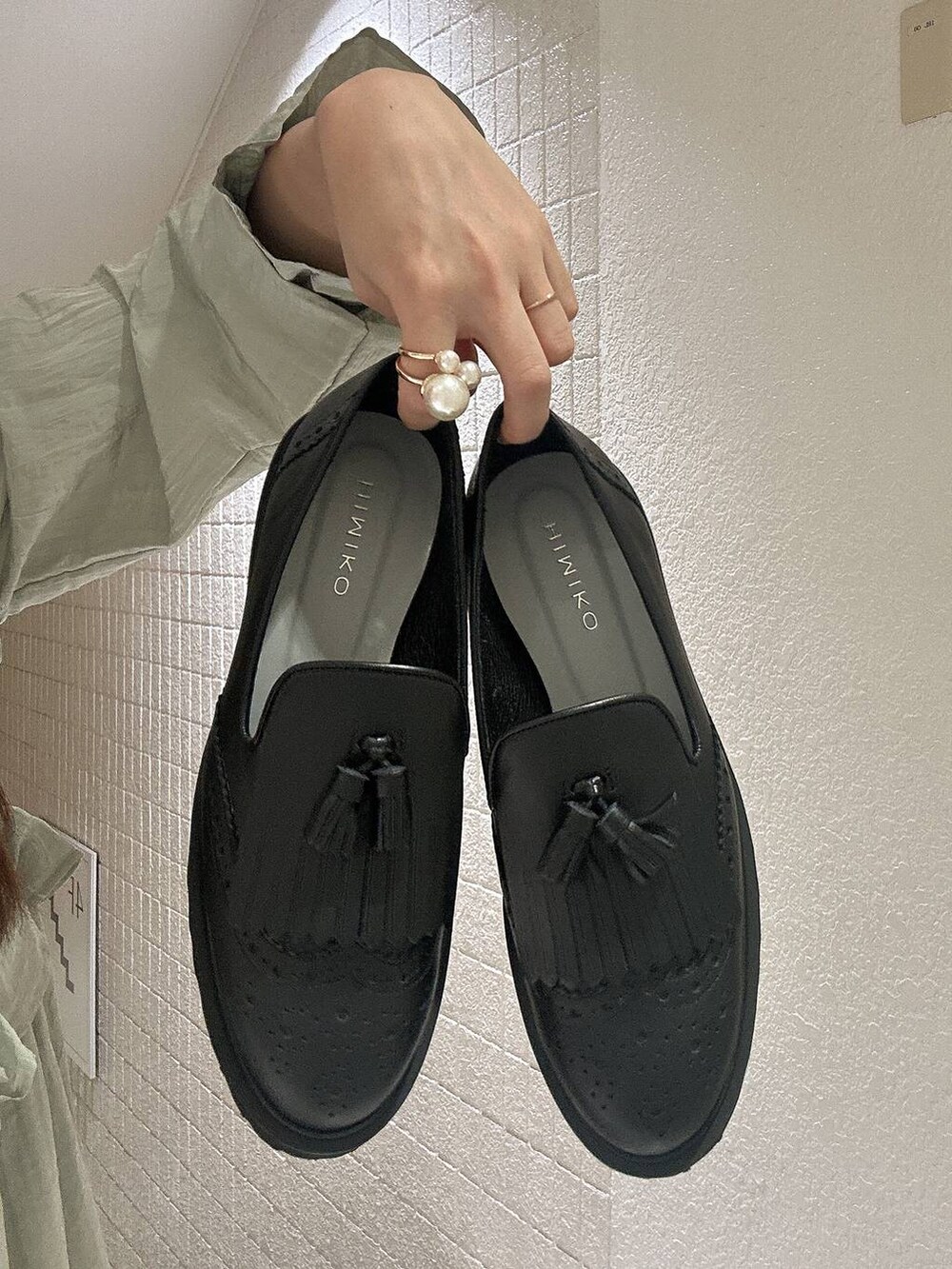 グリーン系のドレスを着用したレディースの秋コーディネートの3枚目の写真