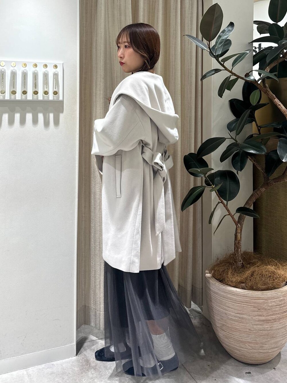 「フェミニン、着痩せ・細見え、きれいめ、mysty woman、骨格ウェーブ、ワンピース、コート、冬コーデ、冬アウター、モテ」｜「mysty womanのBIGフードミドルコート  116304（ノーカラーコート、ホワイト系）」を使った、rinoさん（レディース・156cm）の冬コーディネートの9枚目の写真