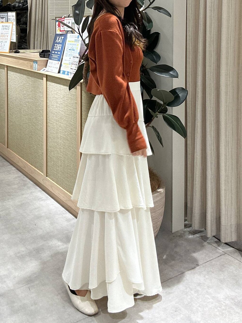 「フェミニン、着痩せ・細見え、きれいめ、スカート、ロングスカート、秋服準備はじめました、秋コーデ、秋冬新作、mysty woman、骨格ウェーブ、スタッフヘア」｜「mysty womanのアシメティアードスカート 149592（スカート、ホワイト系）」を使った、rinoさん（レディース・156cm）の秋コーディネートの5枚目の写真