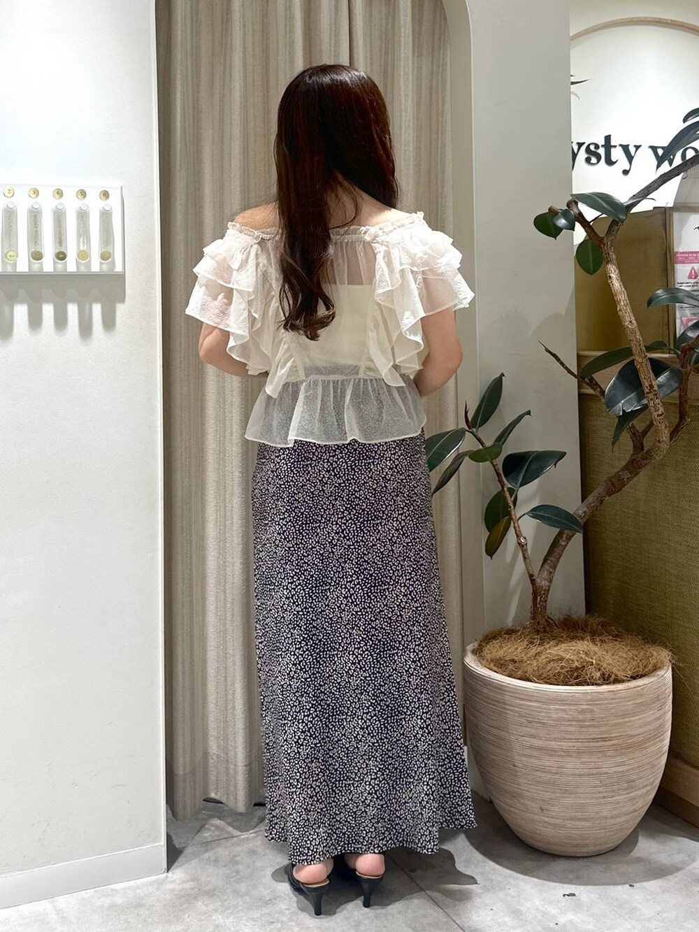 「フェミニン、着痩せ・細見え、きれいめ、mysty woman、骨格ウェーブ、モテ」｜「mysty womanのシアー2WAYフリルブラウス  491365（シャツ/ブラウス、ホワイト系）」を使った、rinoさん（レディース・156cm）の春コーディネートの3枚目の写真