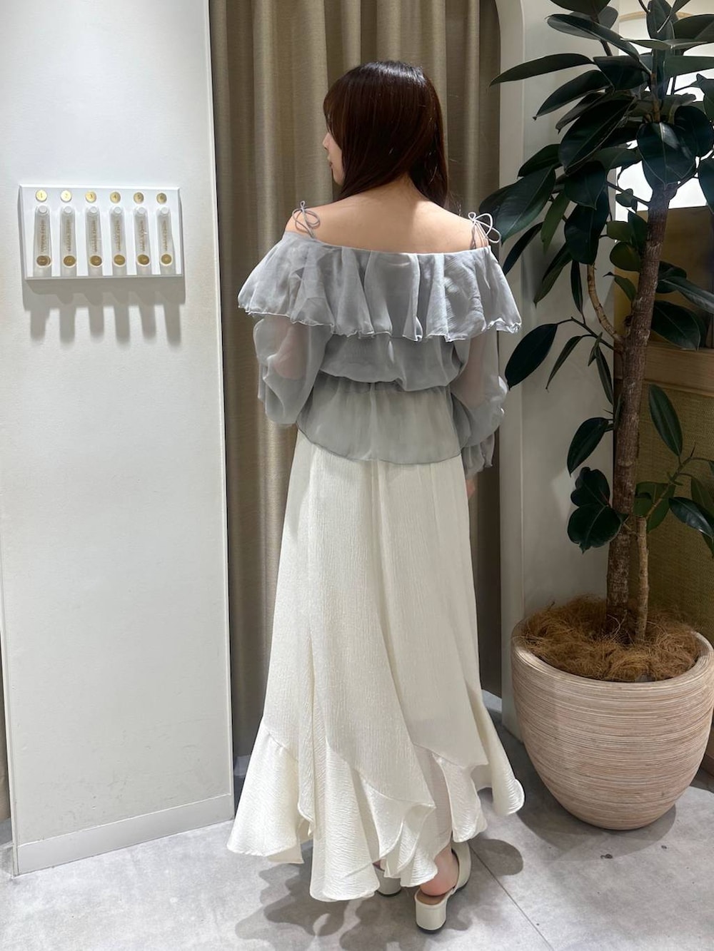 ホワイト系のスリッポン、グレー系のシャツ/ブラウス、ホワイト系のスカートを着用したレディースの春コーディネートの3枚目の写真