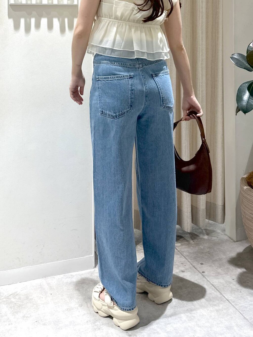 「フェミニン、着痩せ・細見え、きれいめ」｜「mysty womanのセットアップ着用可・KUROKIデニムパンツ 253681（デニムパンツ、ブルー系）」を使った、rinoさん（レディース・156cm）の夏コーディネートの4枚目の写真