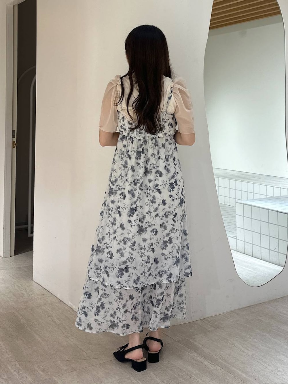 「春夏コーデ、新作、骨格ウェーブ、フェミニン、着痩せ・細見え、きれいめ、ワンピース、モテ」｜「mysty womanのダブルリボンサテンミュール  323424（サンダル、ブラック系）」を使った、rinoさん（レディース・156cm）の春コーディネートの3枚目の写真