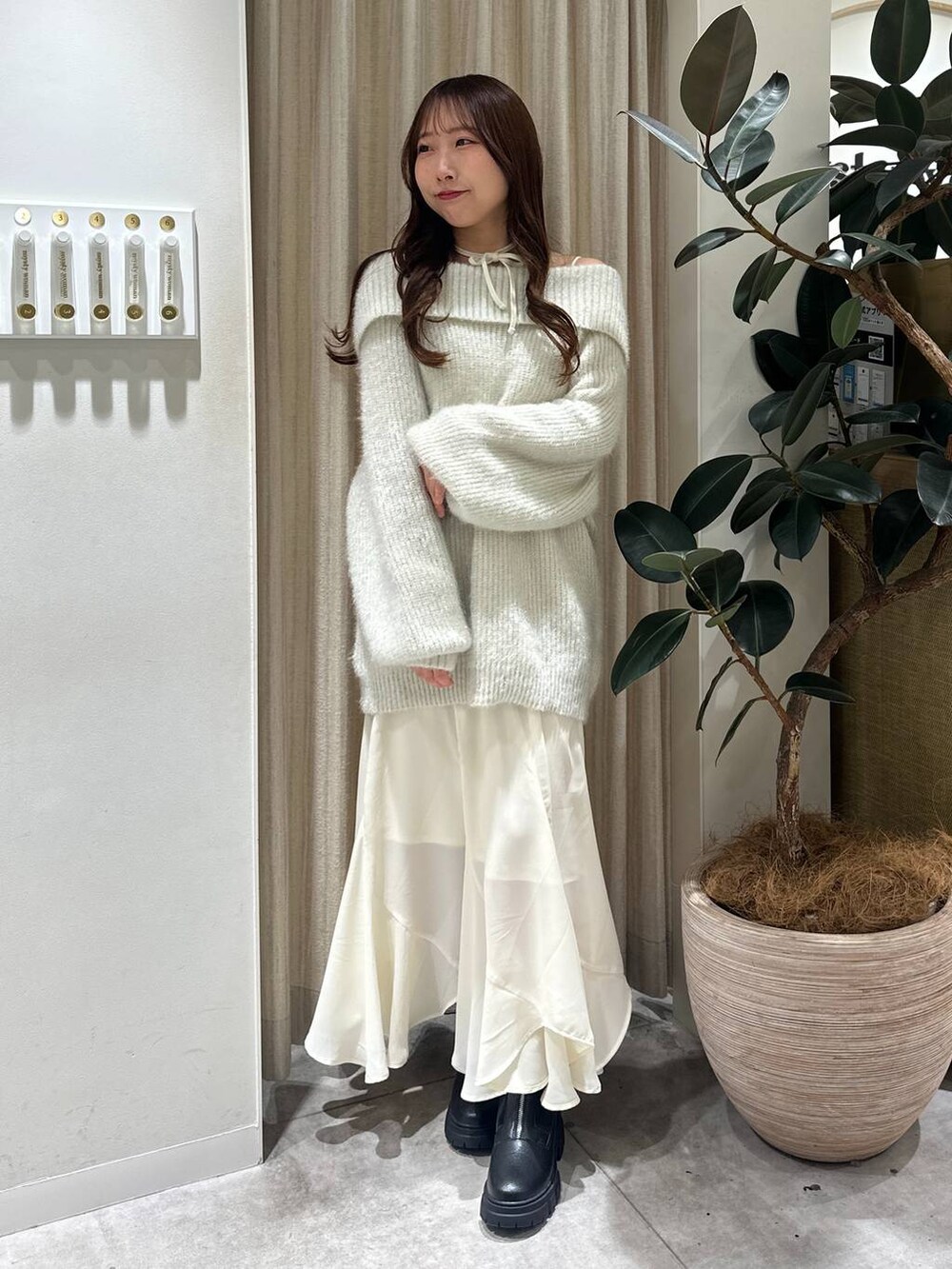 「フェミニン、着痩せ・細見え、きれいめ、コート、アウター、冬アウター、冬コーデ、ニット、新作、モテ、骨格ウェーブ、mysty woman」｜「mysty womanのミドルテーラージャコット  143347（その他アウター、ホワイト系）」を使った、rinoさん（レディース・156cm）の冬コーディネートの2枚目の写真
