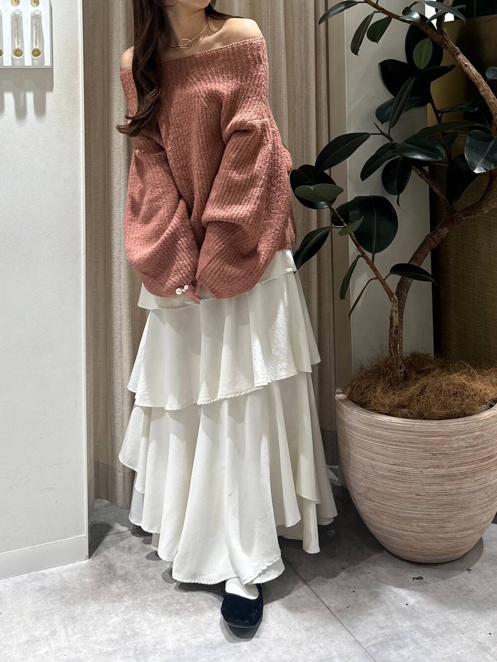 「フェミニン、着痩せ・細見え、きれいめ、mysty woman、骨格ウェーブ、スカート、ロングスカート、ニット、冬コーデ、冬アウター、新作、モテ、テーマパーク」｜「mysty womanのアシメティアードスカート 149592（スカート、ホワイト系）」を使った、rinoさん（レディース・156cm）の冬コーディネートの4枚目の写真