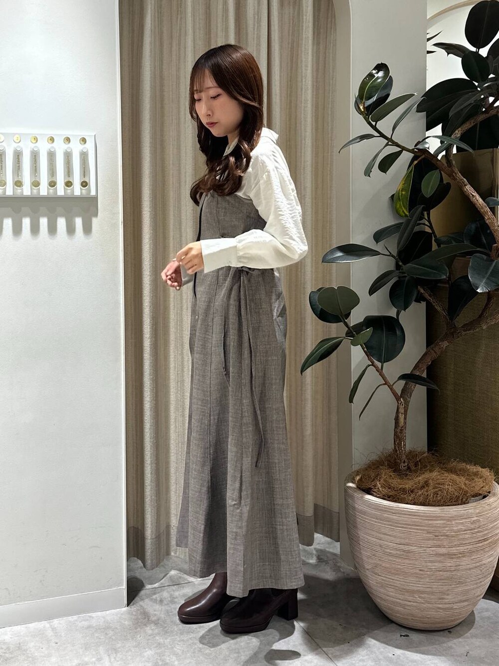 「フェミニン、着痩せ・細見え、きれいめ、ワンピース、ショートブーツ、ブーツ、骨格ウェーブ、mysty woman、秋コーデ、ドットエスティ秋コーデ」｜「mysty womanのニットストームショートブーツ　143358（ブーツ、ブラウン系）」を使った、rinoさん（レディース・156cm）の秋コーディネートの3枚目の写真