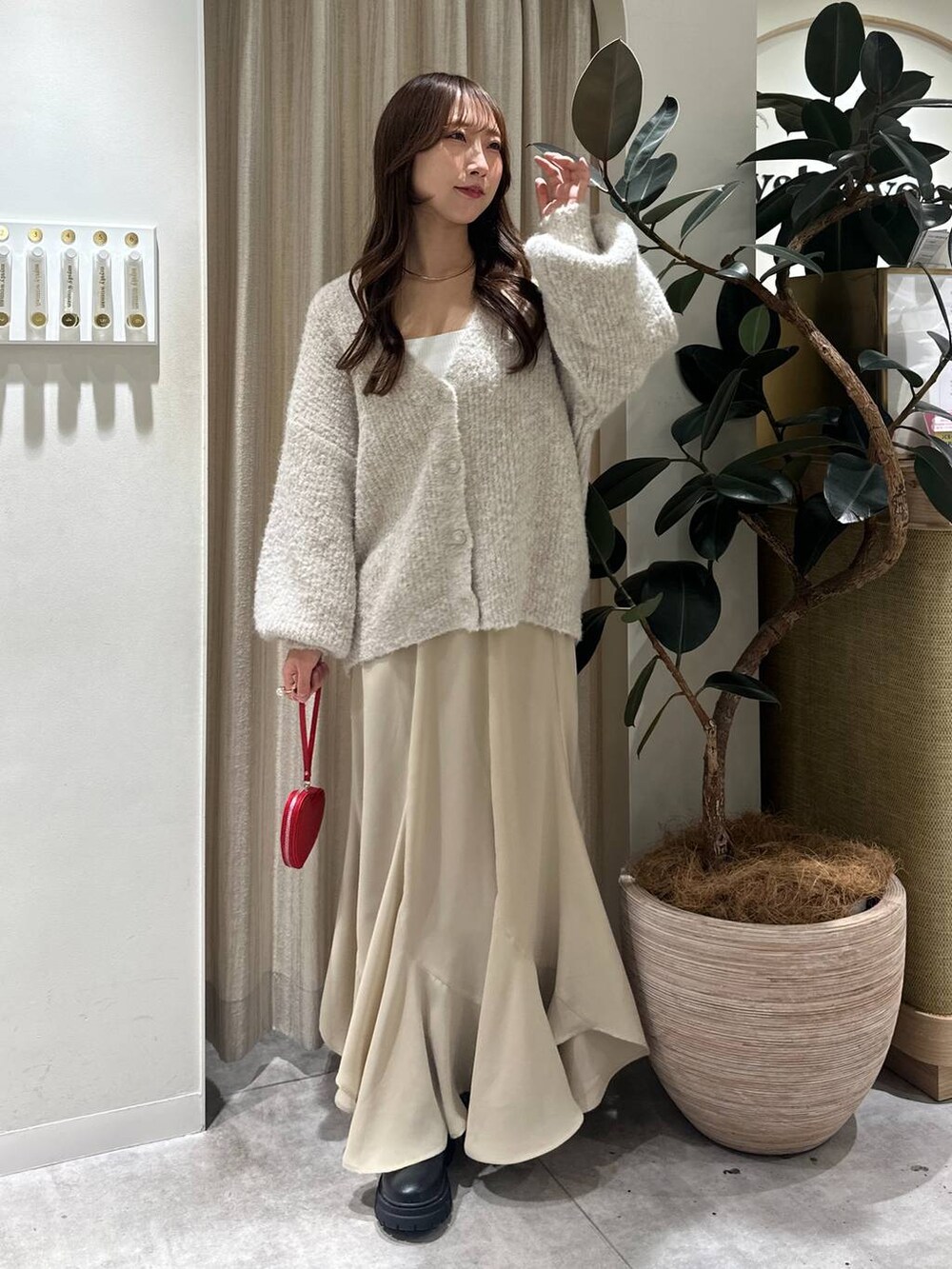 「フェミニン、着痩せ・細見え、きれいめ、ロングスカート、スカート、mysty woman、骨格ウェーブ、カーディガン、ニット」｜「mysty womanのフロントZIPアツゾコブーツ  144069（ブーツ、ブラック系）」を使った、rinoさん（レディース・156cm）の冬コーディネートの5枚目の写真