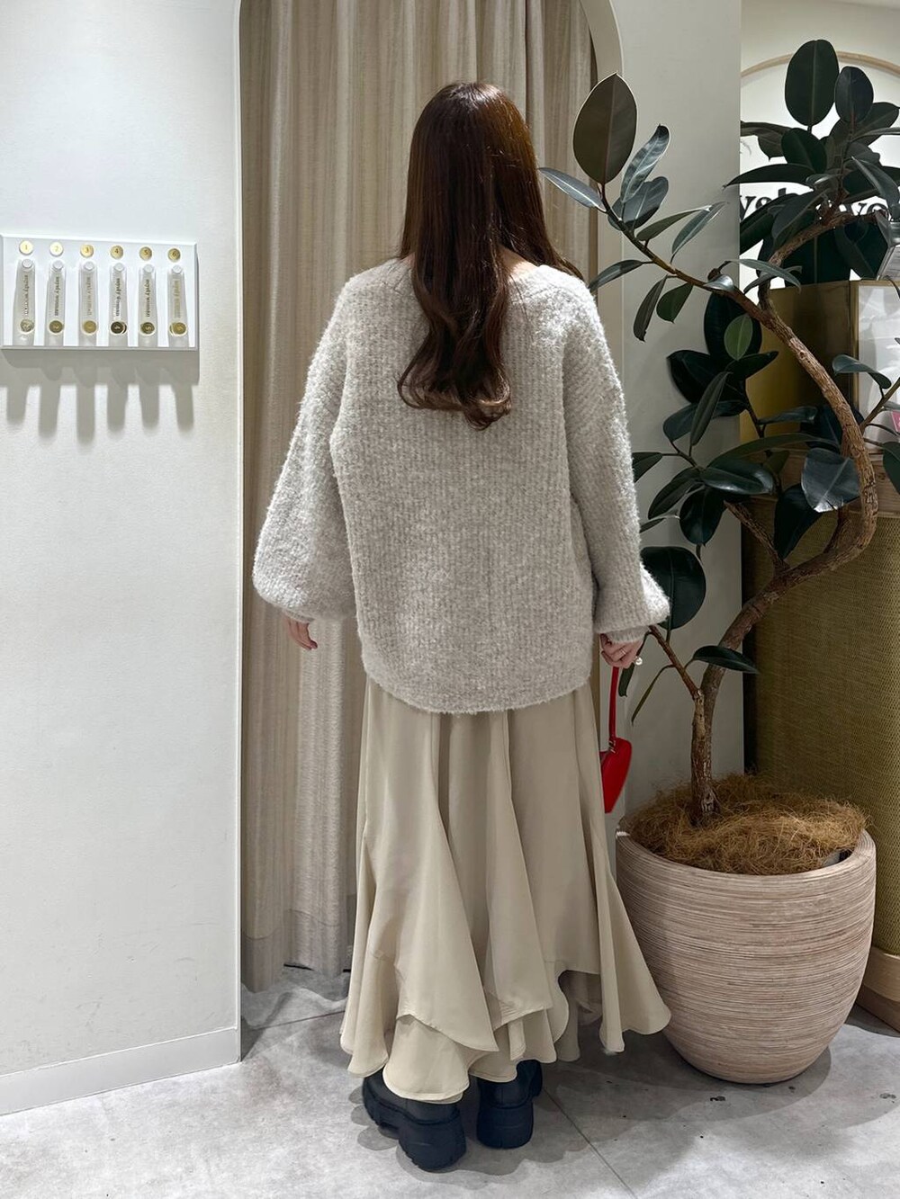 「フェミニン、着痩せ・細見え、きれいめ、ロングスカート、スカート、mysty woman、骨格ウェーブ、カーディガン、ニット」｜「mysty womanのフロントZIPアツゾコブーツ  144069（ブーツ、ブラック系）」を使った、rinoさん（レディース・156cm）の冬コーディネートの3枚目の写真