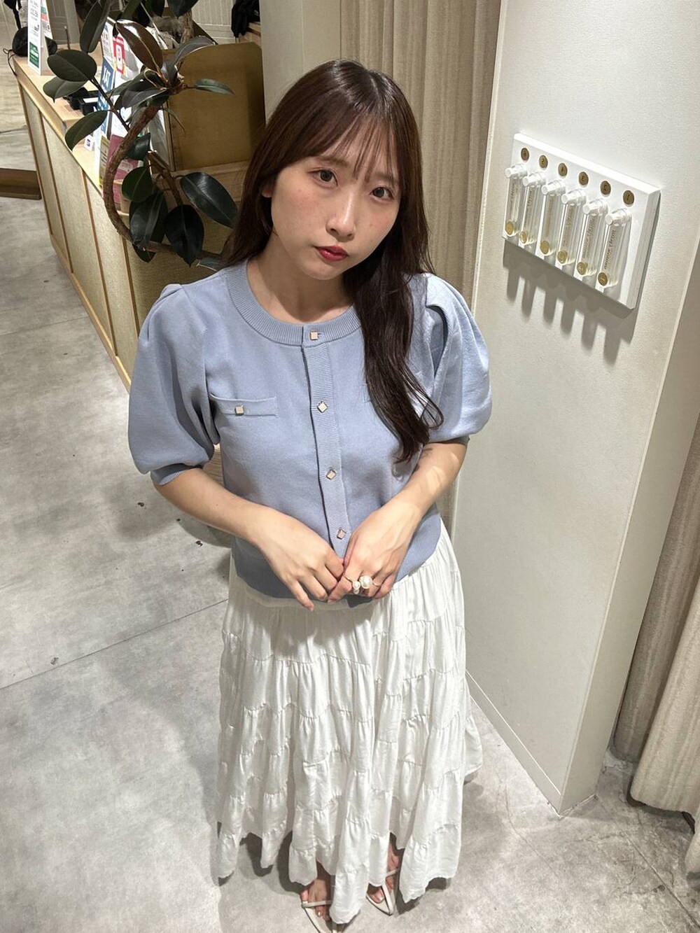 「フェミニン、着痩せ・細見え、きれいめ、スカート、ロングスカート、夏コーデ、骨格ウェーブ、カーディガン、新作」｜「mysty womanのメタルボタンパフスリーブカーディガン 572879（カーディガン/ボレロ、ブルー系）」を使った、rinoさん（レディース・156cm）の夏コーディネートの3枚目の写真