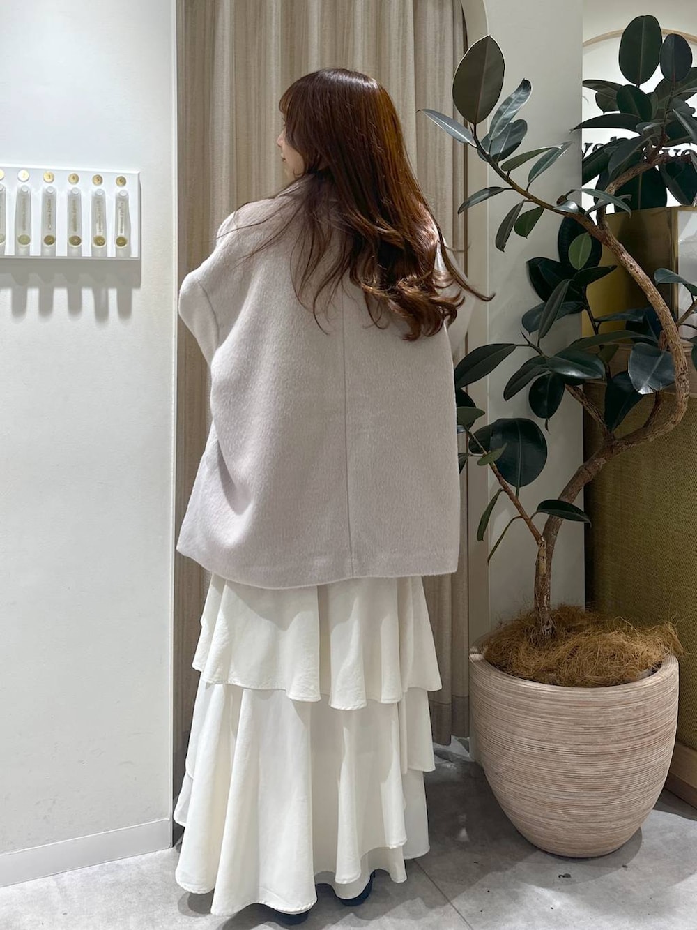 「フェミニン、着痩せ・細見え、きれいめ、mysty woman、骨格ウェーブ、スカート、ロングスカート、ニット、冬コーデ、冬アウター、新作、モテ、テーマパーク」｜「mysty womanのアシメティアードスカート 149592（スカート、ホワイト系）」を使った、rinoさん（レディース・156cm）の冬コーディネートの3枚目の写真
