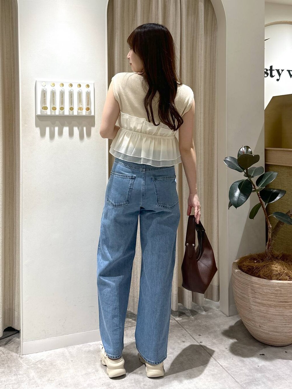 「フェミニン、着痩せ・細見え、きれいめ」｜「mysty womanのセットアップ着用可・KUROKIデニムパンツ 253681（デニムパンツ、ブルー系）」を使った、rinoさん（レディース・156cm）の夏コーディネートの3枚目の写真