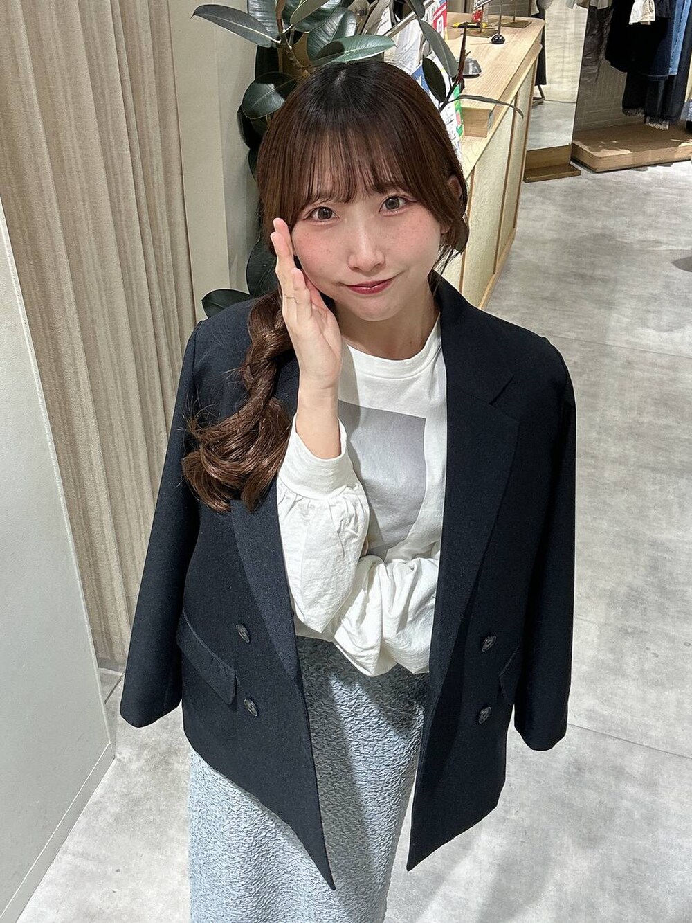 ブルー系のテーラードジャケット、ブルー系のスカート、ホワイト系のTシャツ/カットソーを着用したレディースの春コーディネートの3枚目の写真