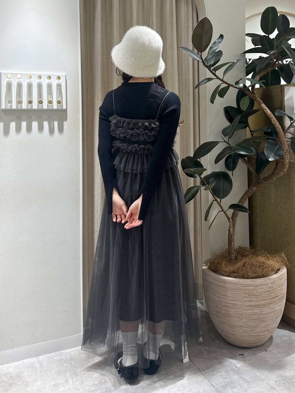 「フェミニン、着痩せ・細見え、きれいめ、mysty woman、骨格ウェーブ、ワンピース、コート、冬コーデ、冬アウター、モテ」｜「mysty womanのBIGフードミドルコート  116304（ノーカラーコート、ホワイト系）」を使った、rinoさん（レディース・156cm）の冬コーディネートの5枚目の写真