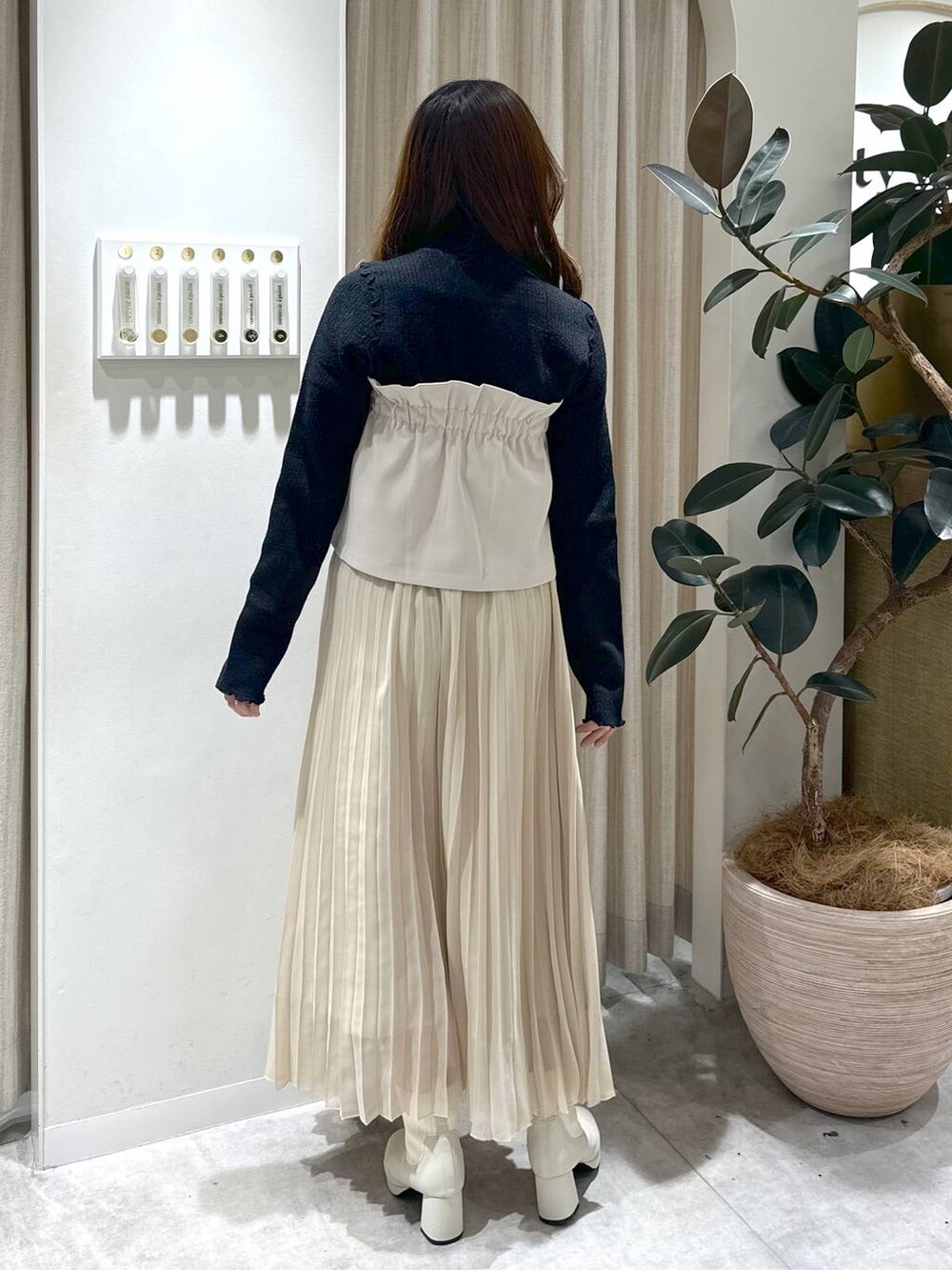 「冬アウター、フェミニン、着痩せ・細見え、きれいめ、mysty woman、骨格ウェーブ、スカート、冬コーデ」｜「mysty womanのBIGフードミドルコート  116304（ノーカラーコート、グレー系）」を使った、rinoさん（レディース・156cm）の冬コーディネートの5枚目の写真