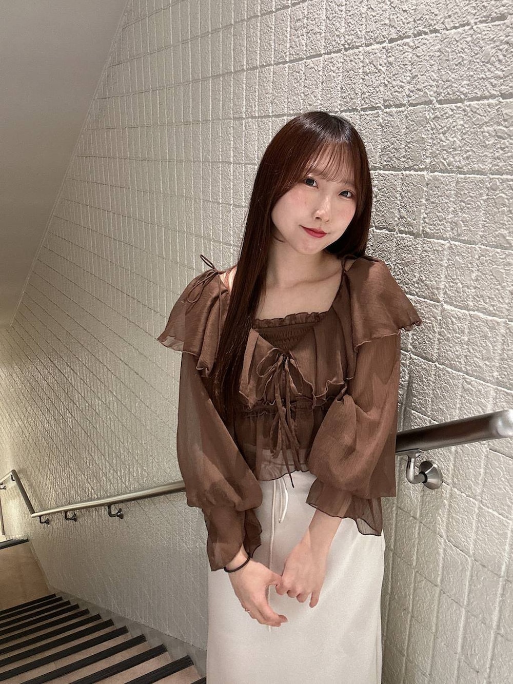 ホワイト系のスリッポン、ブラウン系のシャツ/ブラウス、ホワイト系のスカートを着用したレディースの春コーディネートの3枚目の写真