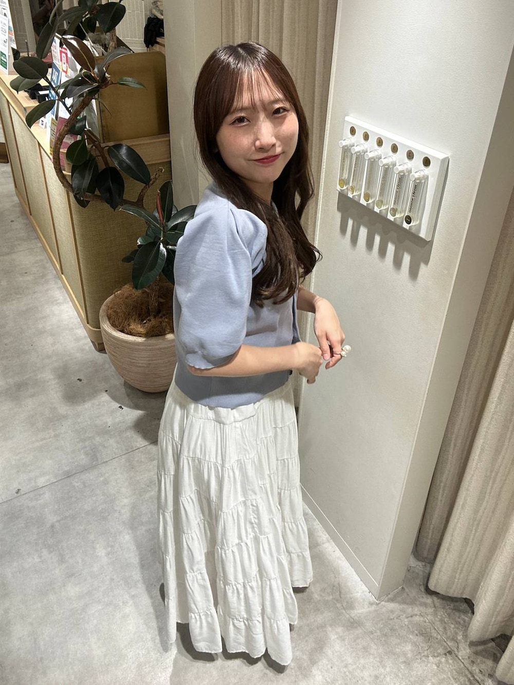「フェミニン、着痩せ・細見え、きれいめ、スカート、ロングスカート、夏コーデ、骨格ウェーブ、カーディガン、新作」｜「mysty womanのメタルボタンパフスリーブカーディガン 572879（カーディガン/ボレロ、ブルー系）」を使った、rinoさん（レディース・156cm）の夏コーディネートの5枚目の写真