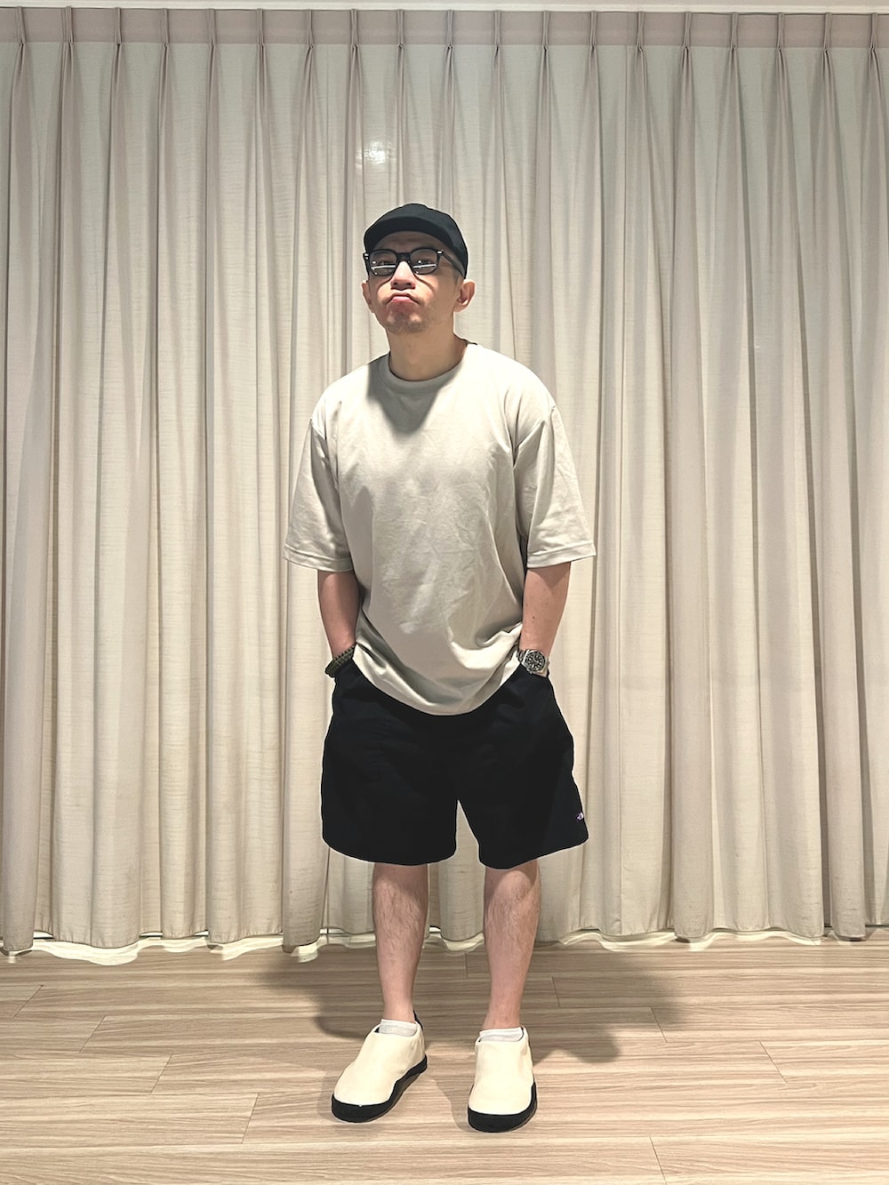 ベージュ系のTシャツ/カットソー、ブラック系のカーゴパンツ、ベージュ系のスリッポンを着用したメンズの秋コーディネートの2枚目の写真
