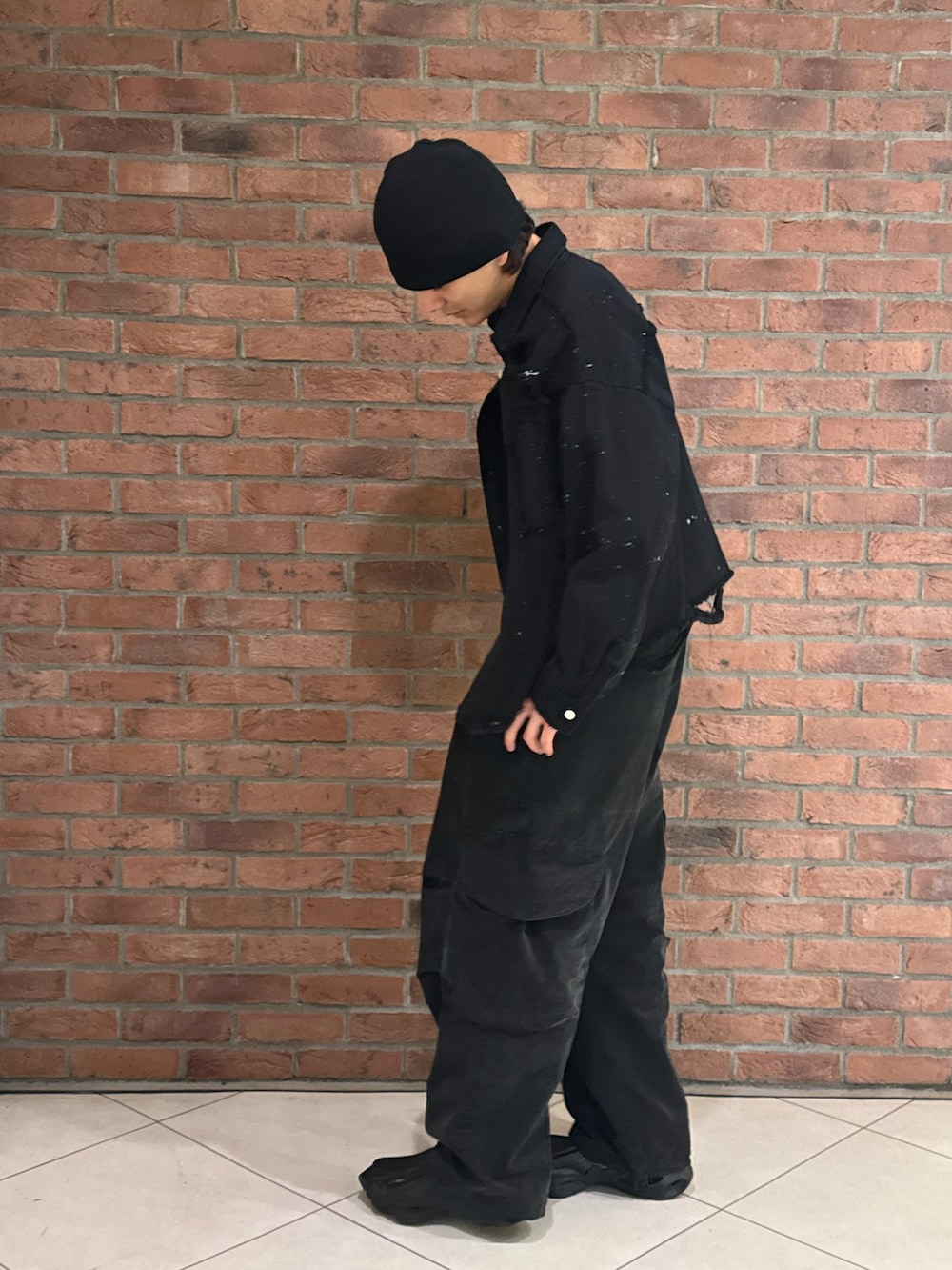 ブラック系のシャツ/ブラウス、ブラック系のカーゴパンツを着用したメンズの秋コーディネートの2枚目の写真