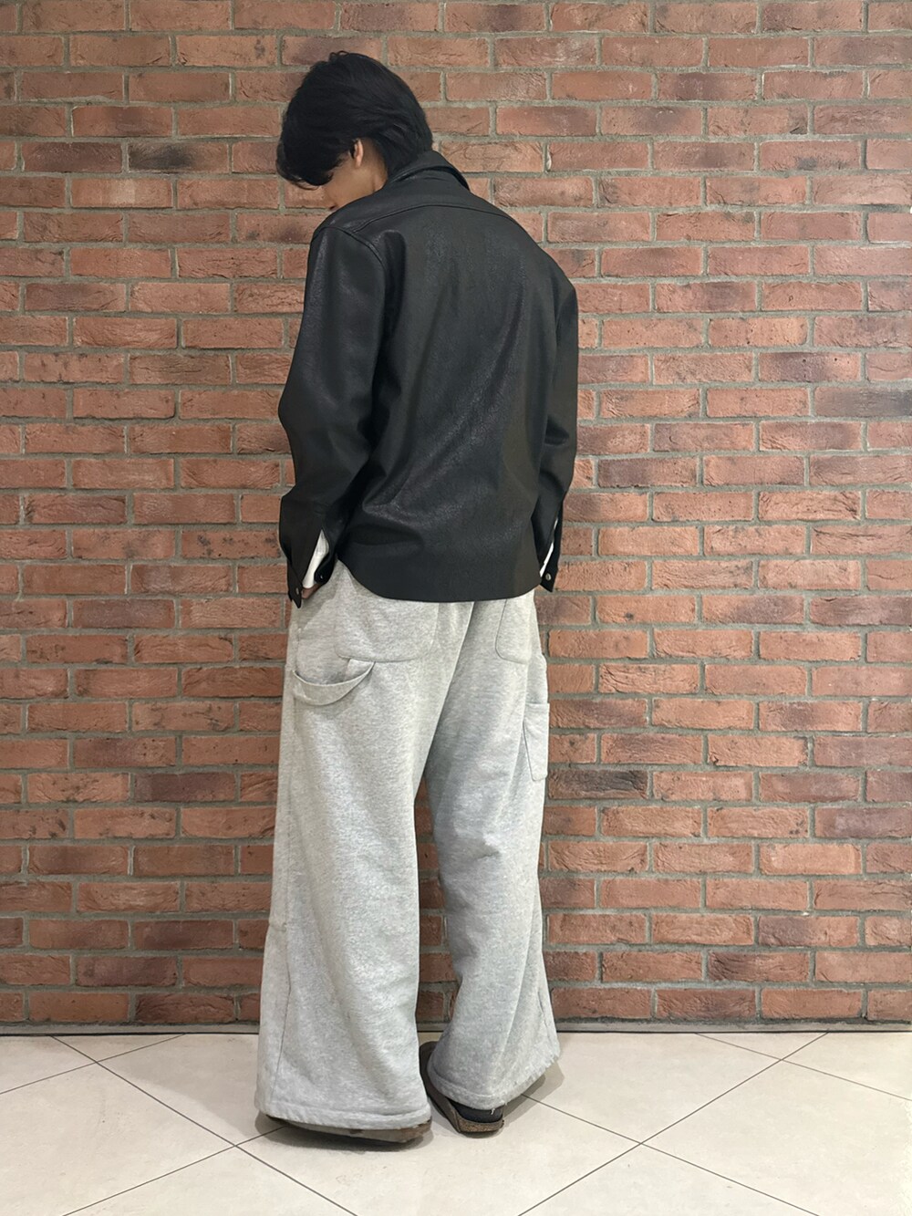 ブラック系のシャツ/ブラウスを着用したメンズの秋コーディネートの2枚目の写真