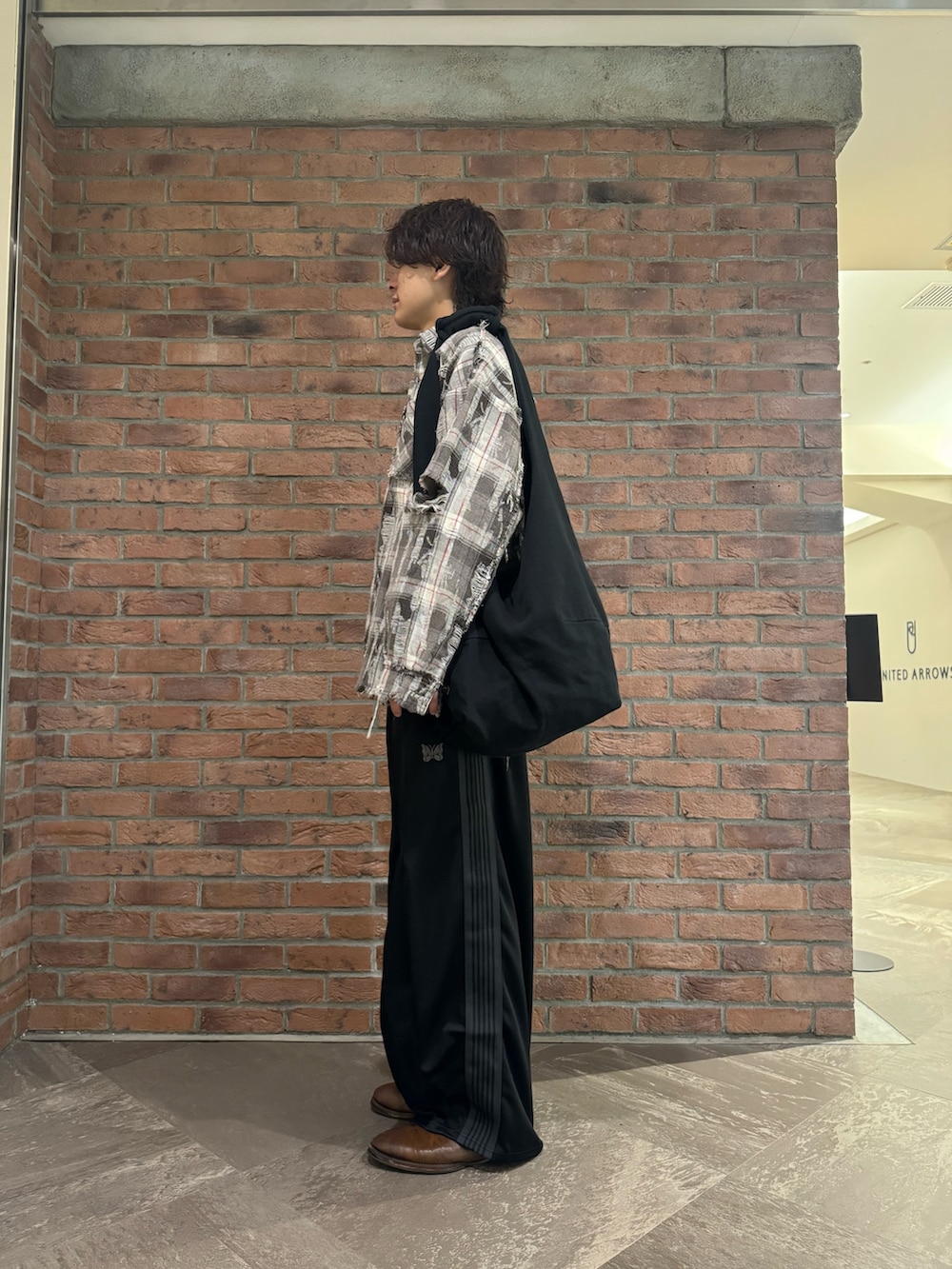 ブラック系のシャツ/ブラウス、ブラック系のパンツ、ブラック系のトートバッグを着用したメンズの秋コーディネートの2枚目の写真