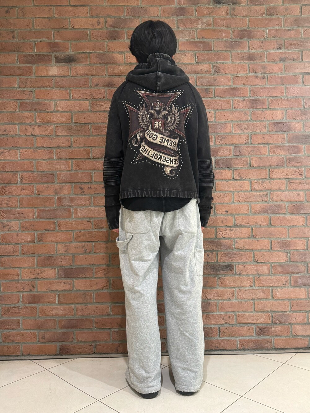 ブラック系のパーカーを着用したメンズの冬コーディネートの2枚目の写真