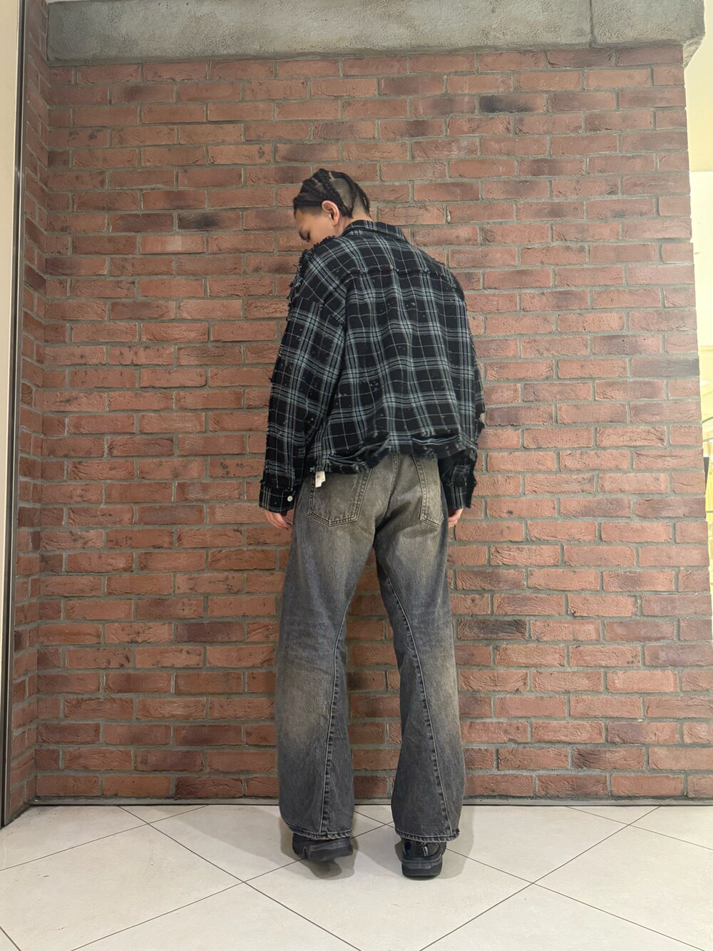 ブラック系のシャツ/ブラウスを着用したメンズの冬コーディネートの2枚目の写真