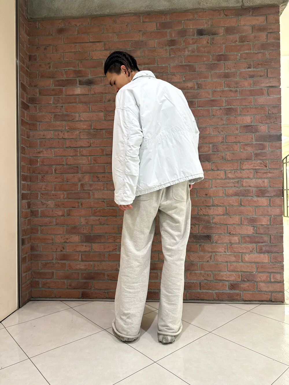 ホワイト系のミリタリージャケットを着用したメンズの冬コーディネートの2枚目の写真