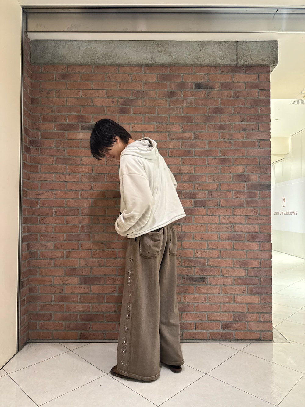 ブラウン系のスウェットパンツを着用したメンズの春コーディネートの2枚目の写真