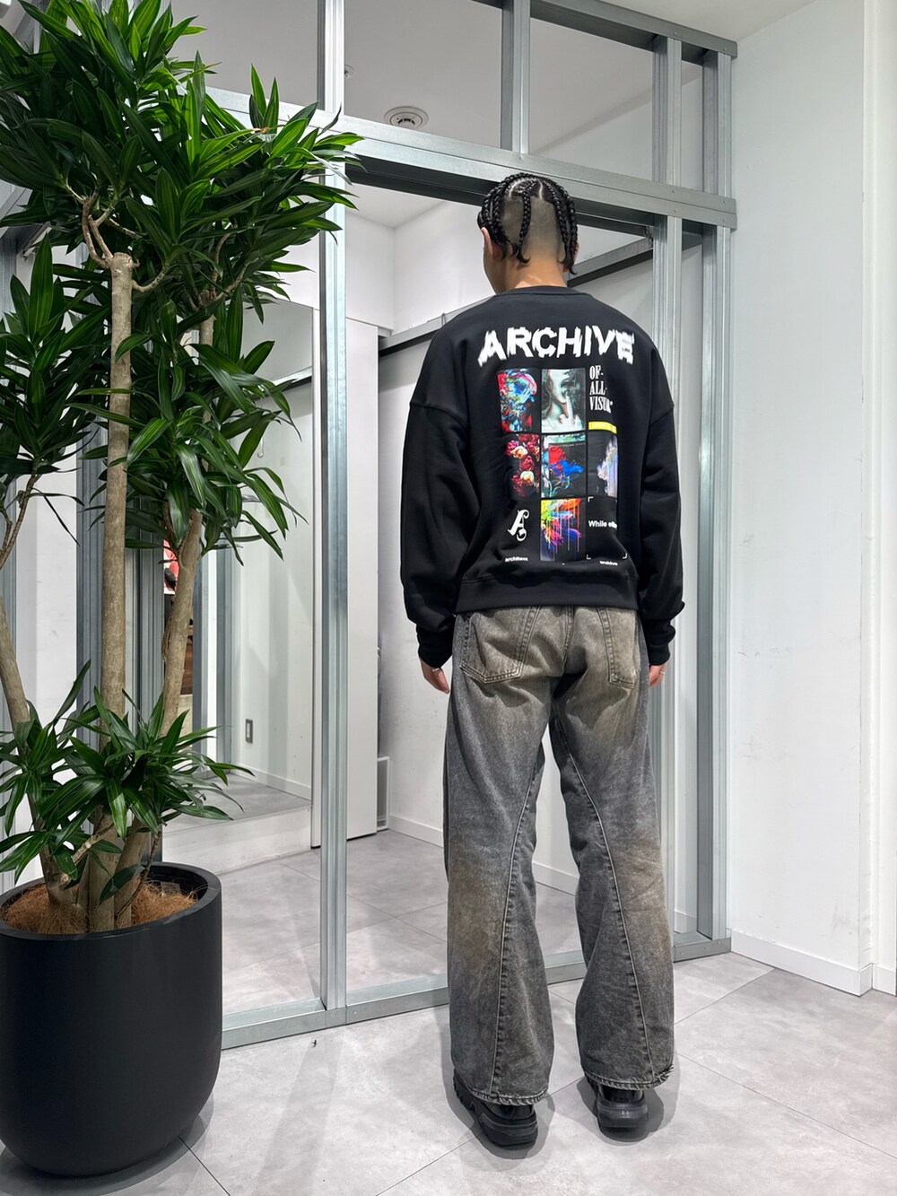 ブラック系のスウェットを着用したメンズの冬コーディネートの2枚目の写真