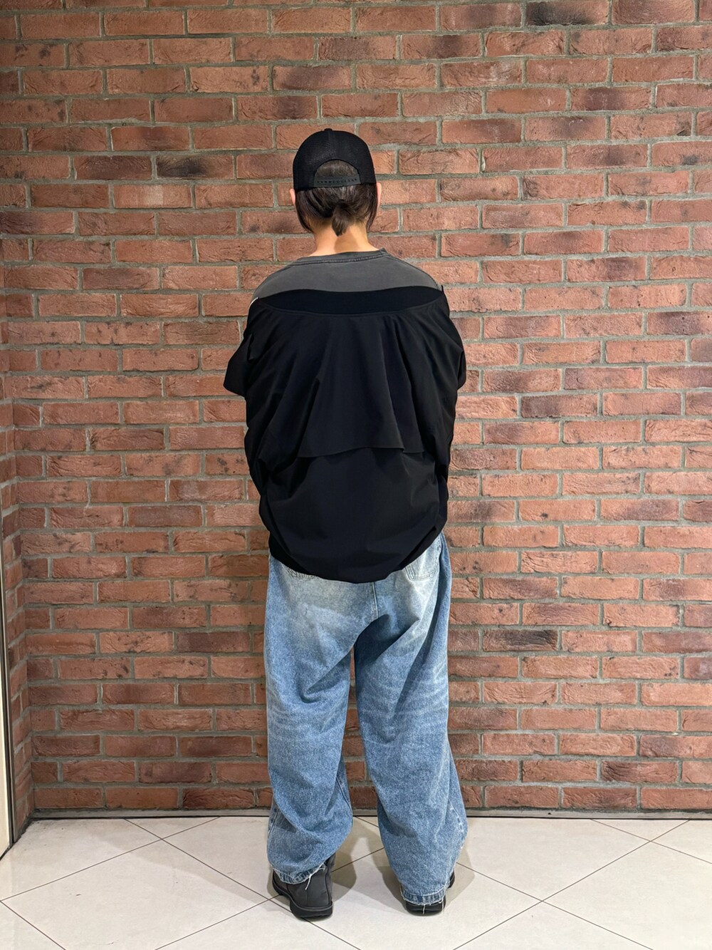 ブラック系のTシャツ/カットソー、その他のデニムパンツ、ブラック系のMA-1を着用したメンズの春コーディネートの2枚目の写真