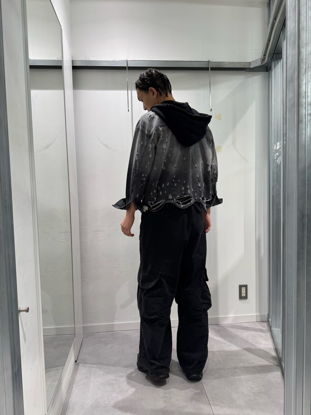 ブラック系のシャツ/ブラウスを着用したメンズの冬コーディネートの2枚目の写真