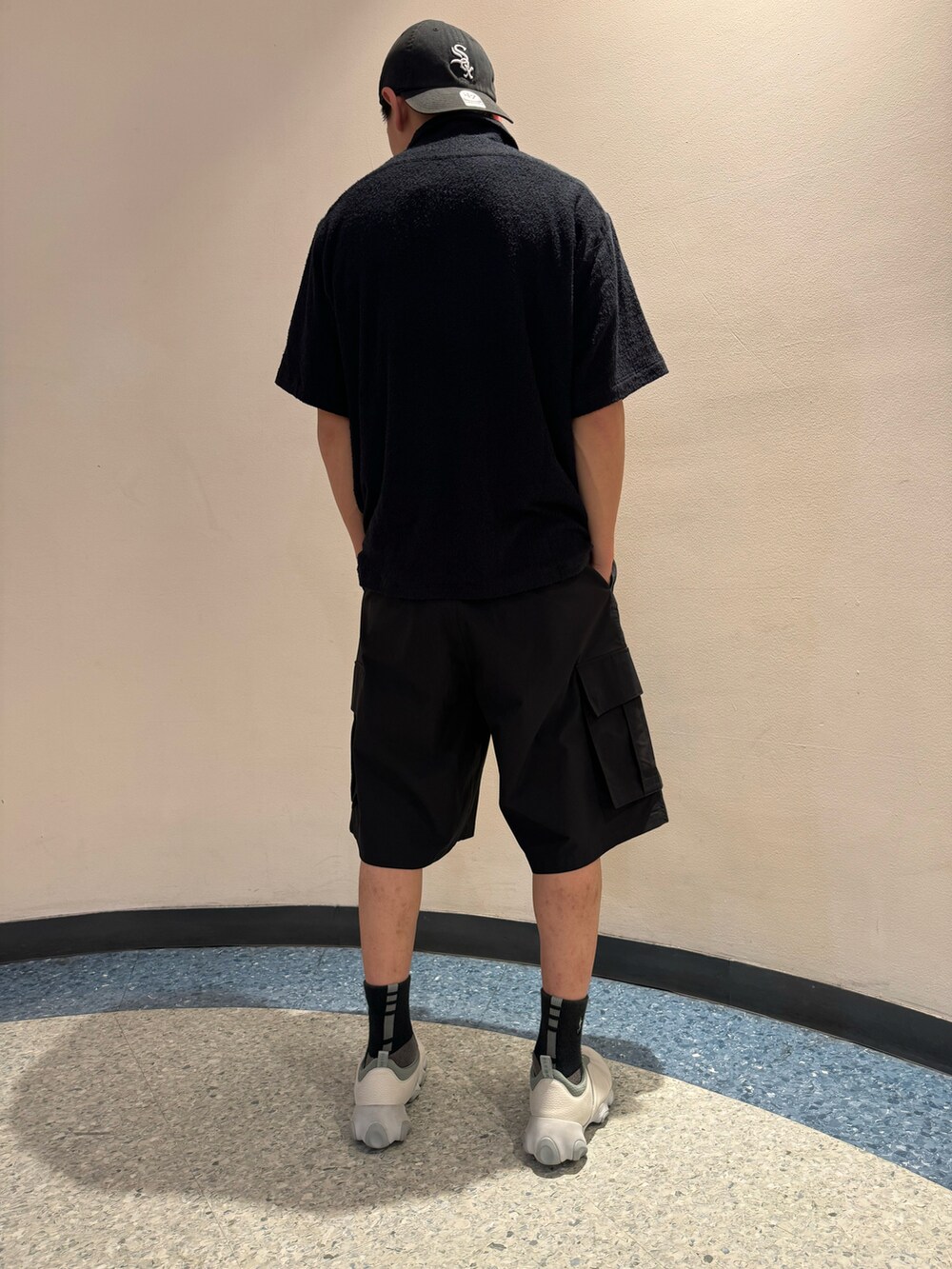 ブラック系のカーゴパンツを着用したメンズの夏コーディネートの2枚目の写真