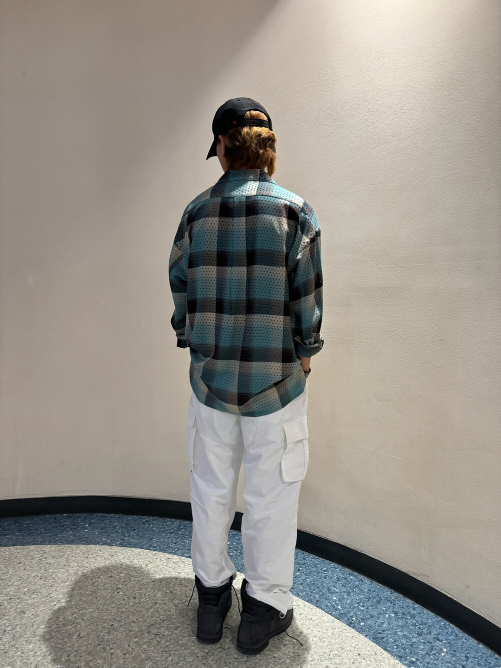 ホワイト系のカーゴパンツ、ホワイト系のカーゴパンツ、ブラック系のキャップを着用したメンズの春コーディネートの2枚目の写真