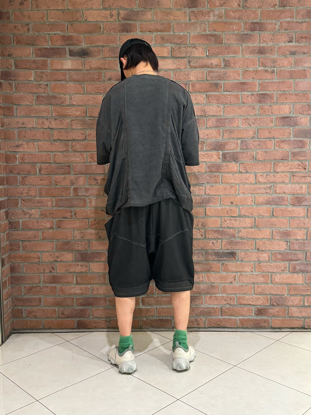 グレー系のTシャツ/カットソー、グレー系のスウェットパンツを着用したメンズの夏コーディネートの2枚目の写真