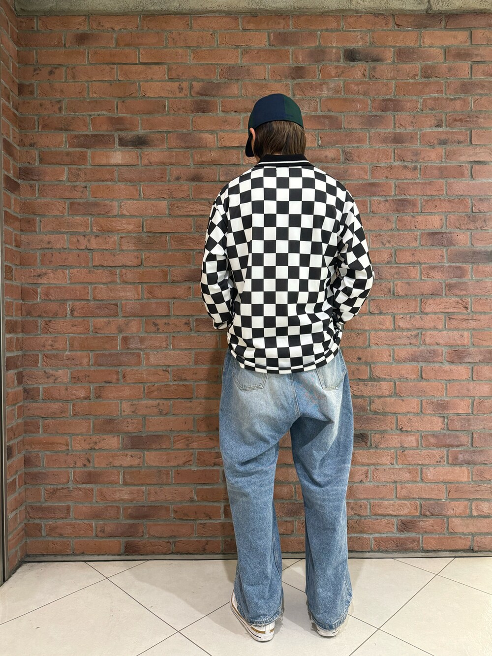 ブラック系のTシャツ/カットソー、その他のデニムパンツを着用したメンズの春コーディネートの2枚目の写真