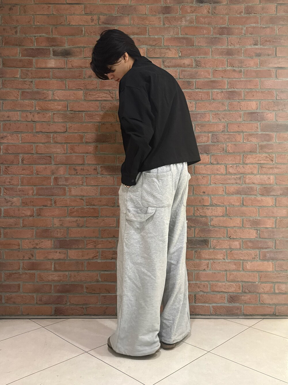 ブラック系のシャツ/ブラウスを着用したメンズの秋コーディネートの2枚目の写真