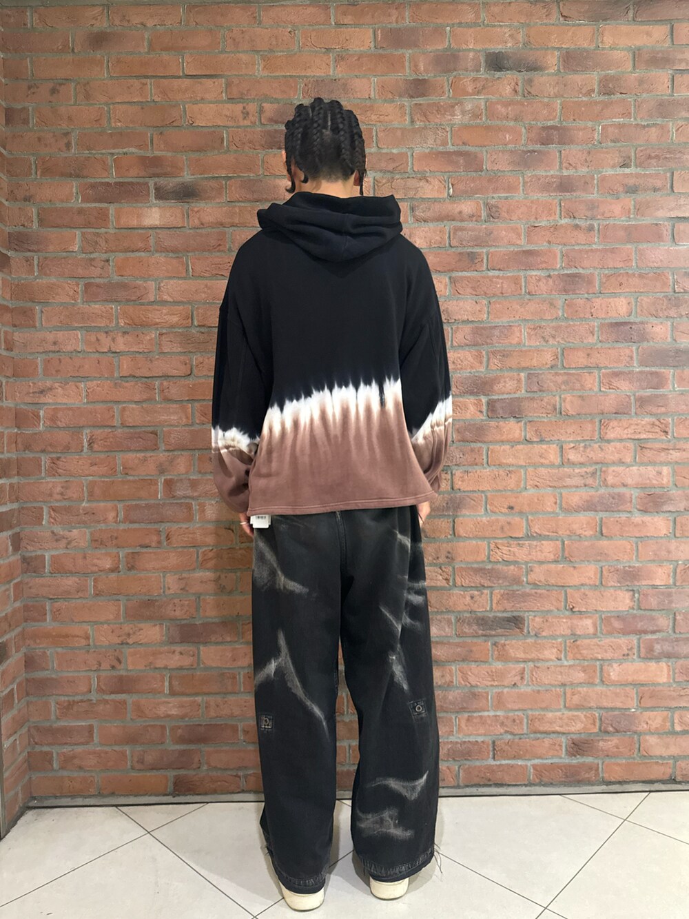 ブラック系のパーカーを着用したメンズの冬コーディネートの2枚目の写真