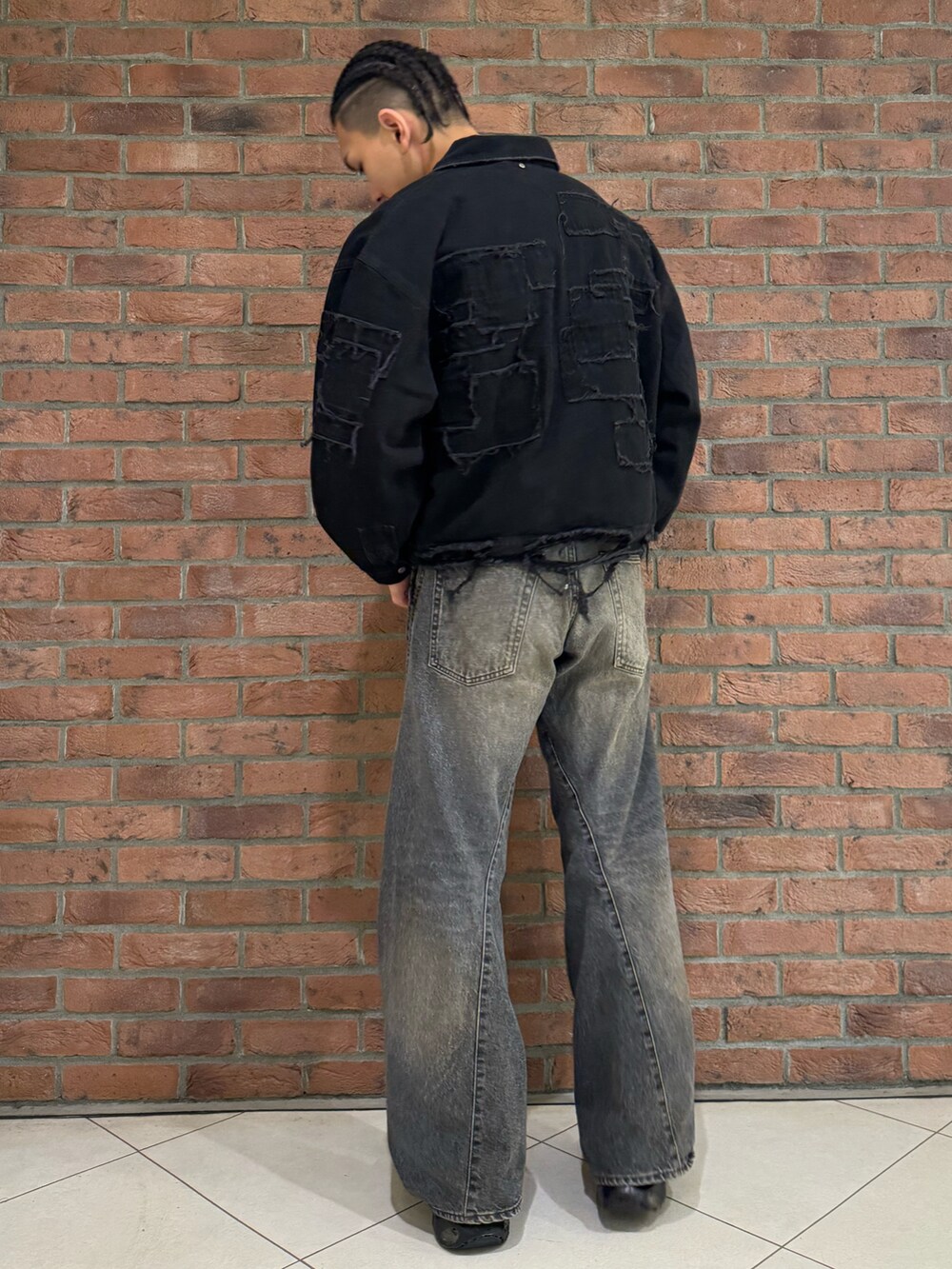 ブラック系のデニムジャケットを着用したメンズの春コーディネートの2枚目の写真