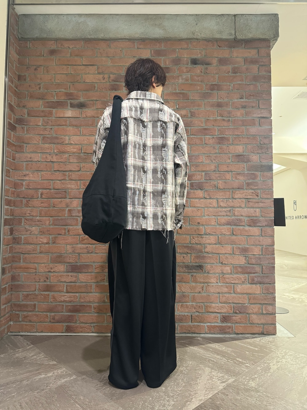 ブラック系のシャツ/ブラウス、ブラック系のパンツ、ブラック系のトートバッグを着用したメンズの秋コーディネートの3枚目の写真