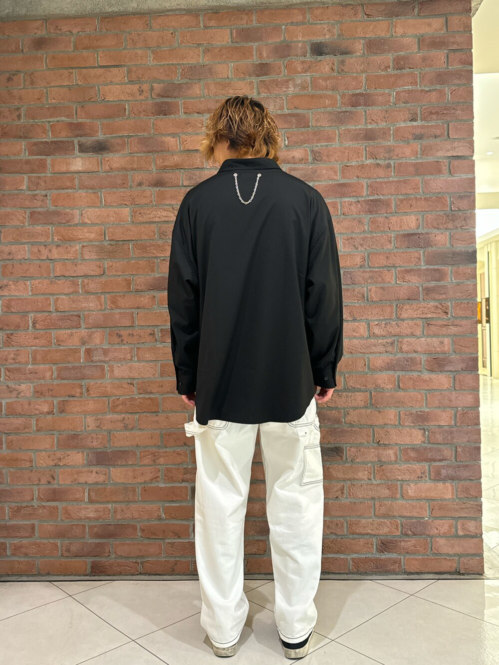 ブラック系のシャツ/ブラウス、ホワイト系のその他パンツを着用したメンズの春コーディネートの2枚目の写真