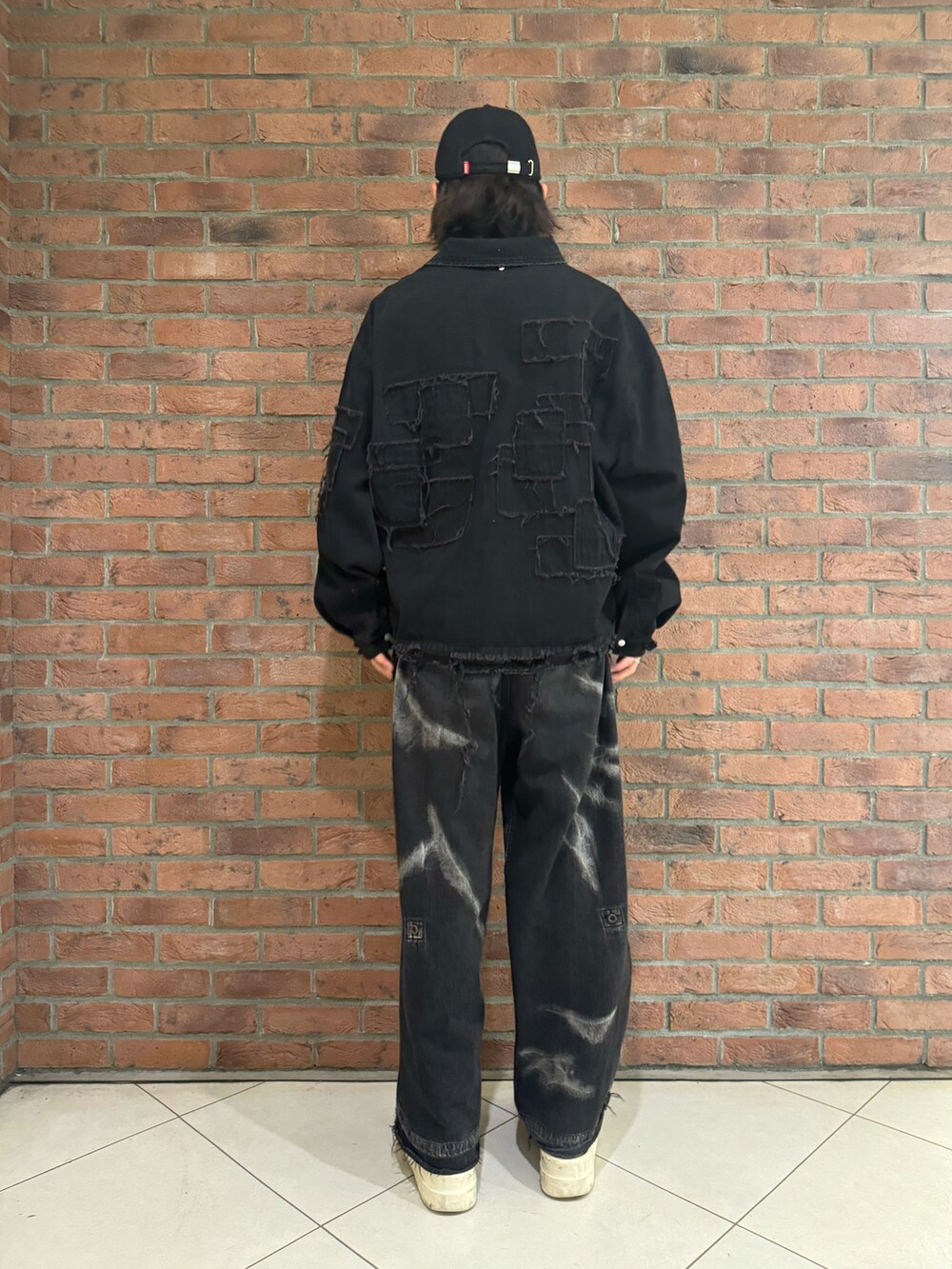 ブラック系のデニムジャケットを着用したメンズの春コーディネートの2枚目の写真